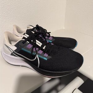 LIKE NEW!!  Nike Air Zoom Pegasus Men's Size 10. Black Silver sneakers